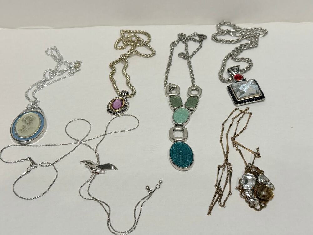Mixed lot of 6 statement and pendant necklaces in silver-tone and gold-tone